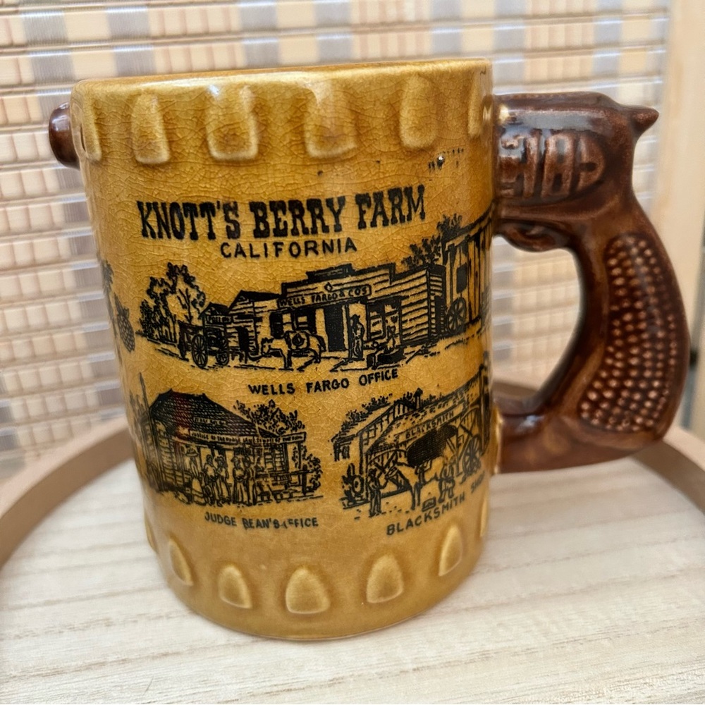 Vintage Knotts Berry Farm Revolver Mug